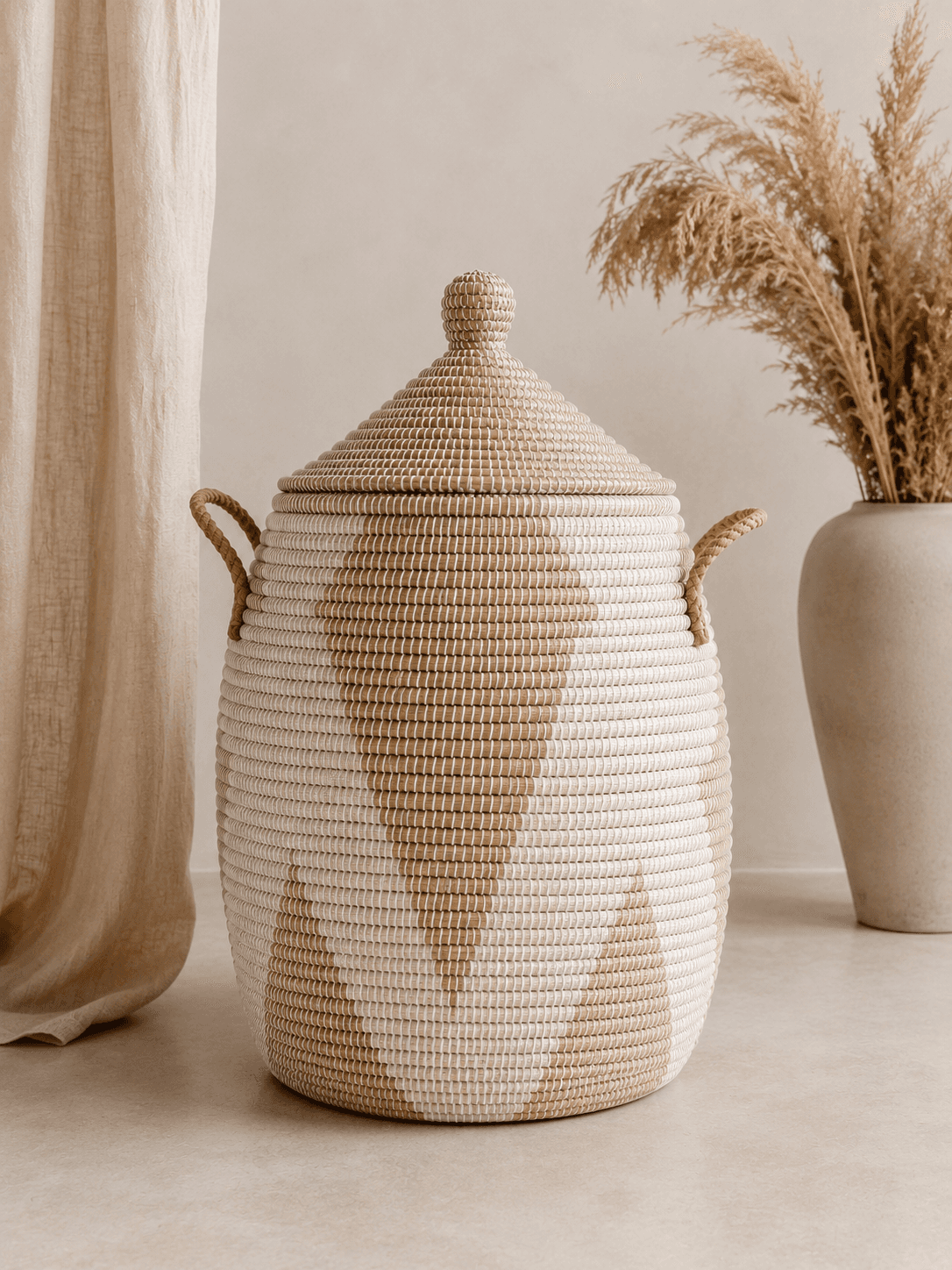 Coin de salon avec vaisselle artisanale
